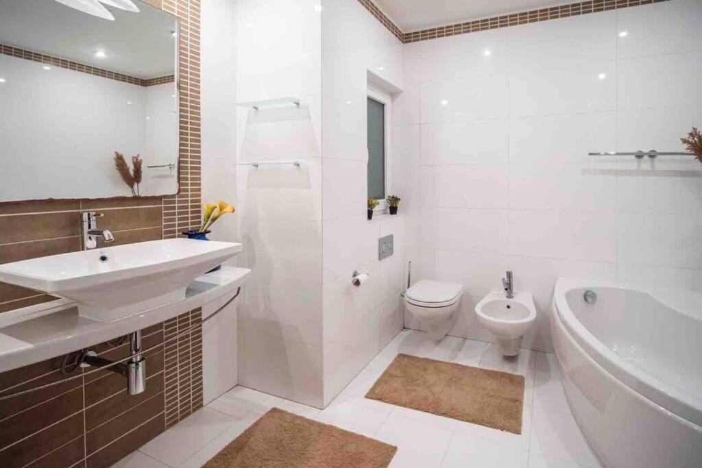 Pembroke St Julians Luxury, Comfort, Location Exterior foto